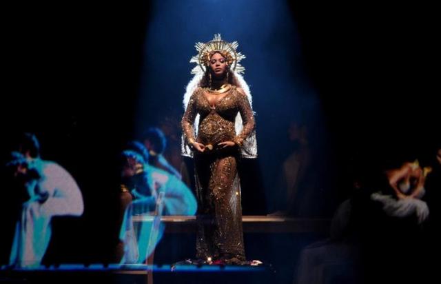 格莱美阿黛尔飙泪演唱（第59届格莱美Beyonce大肚献唱）(6)