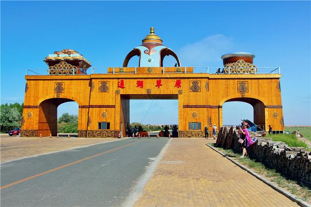 腾格里沙漠旅游攻略（腾格里沙漠腹地的草原奇观）(1)