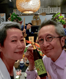 ​叶童与老公庆祝结婚35周年 对镜灿笑恩爱如初