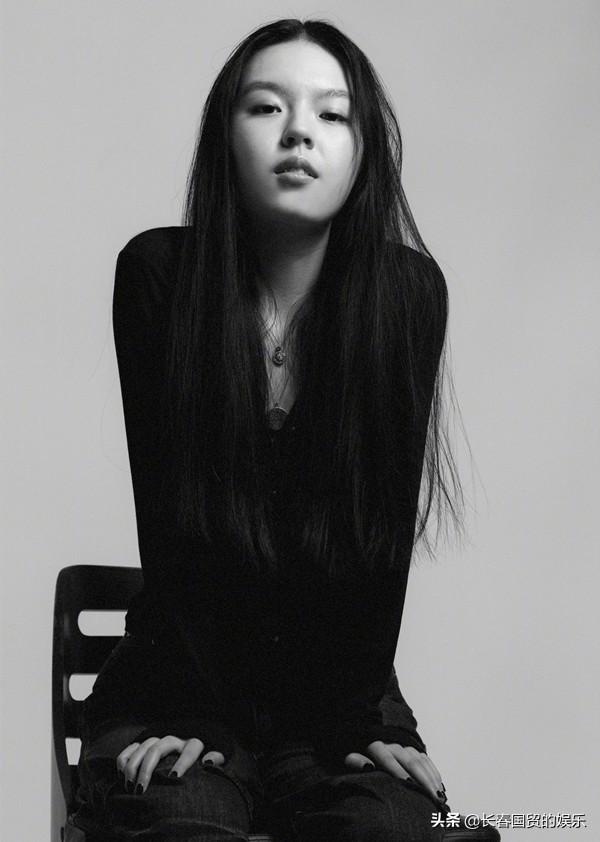 李咏20岁女儿晒街拍照（李咏20岁漂亮女儿近照）(2)