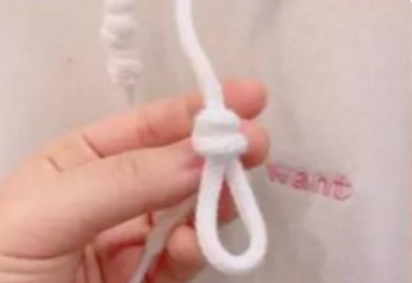卫衣的绳子怎么装回去,卫衣带子掉出来了怎么办图6