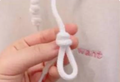 卫衣的绳子怎么装回去,卫衣带子掉出来了怎么办图5