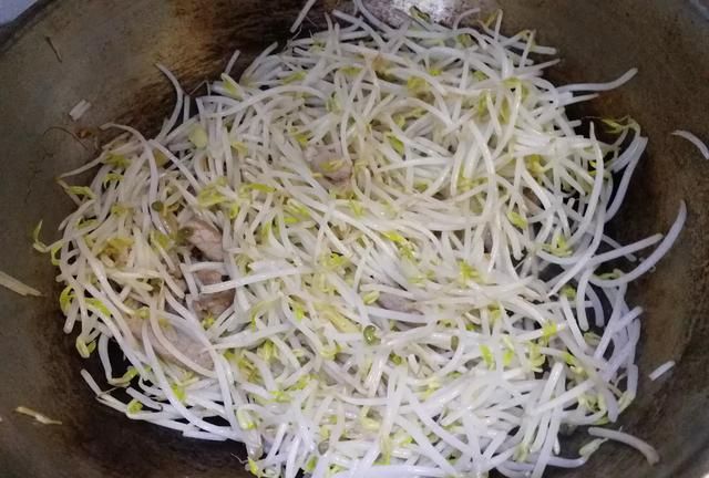 炒豆芽怎么做，炒豆芽怎么做好吃，鸡蛋炒豆芽的家常做法？图8