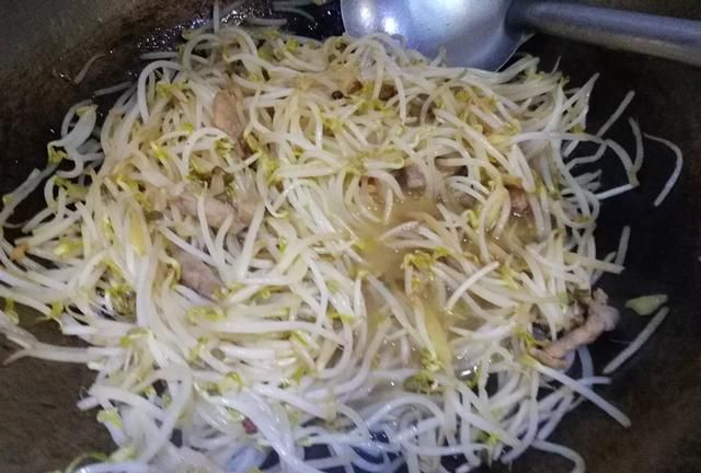 炒豆芽怎么做，炒豆芽怎么做好吃，鸡蛋炒豆芽的家常做法？图9