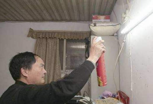 房间喷杀虫剂衣服还能穿,喷杀虫剂对衣服和床有影响吗图5