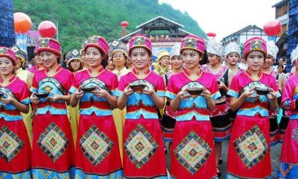 56民族的服装各有哪些特点,56个民族的民族服装图片图11