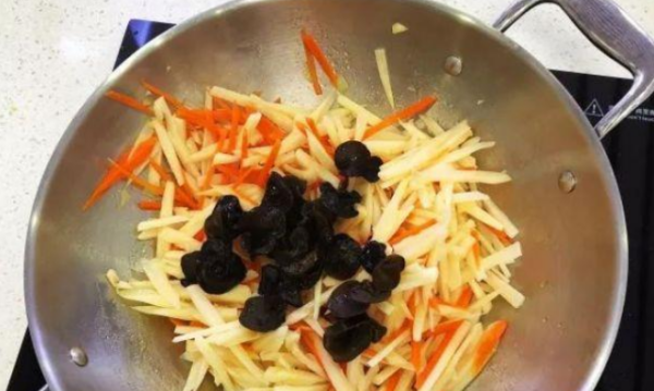 藕节怎么炒好吃又简单,家常炒藕片怎么做好吃图5