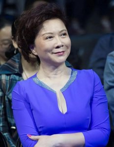 ​春晚蔡明着装（才是真正的优秀艺术家）
