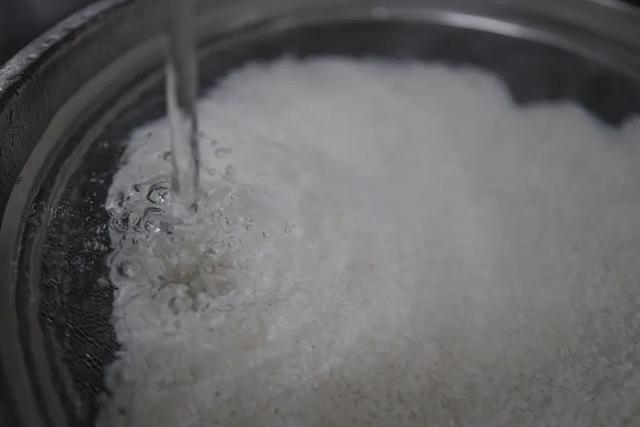 淘米水正确方法（淘米水直接倒掉就亏大了）(5)