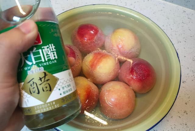 什么物品可以清除桃子表面的细毛?