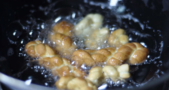 油酥麻花的家常做法,如何在家做正宗酥麻花窍门图8