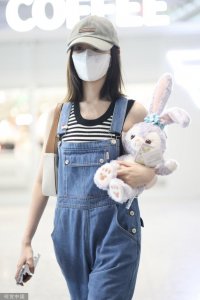 ​毛晓彤穿背带牛仔裤抵达机场 手抱星黛露少女感满满