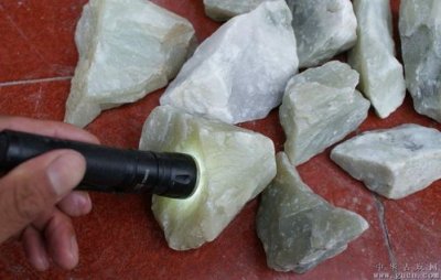 ​昆仑玉原石鉴别方法（怎么辨别昆仑玉原石的材质）