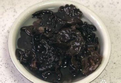​木耳用热水泡能吃吗，小木耳用热水泡能泡开的原理？