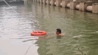 湖北一河道现大量现金众人（湖北宜昌一河道现大量现金）(5)