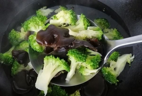 炒西兰花怎么做,炒西兰花的做法图11