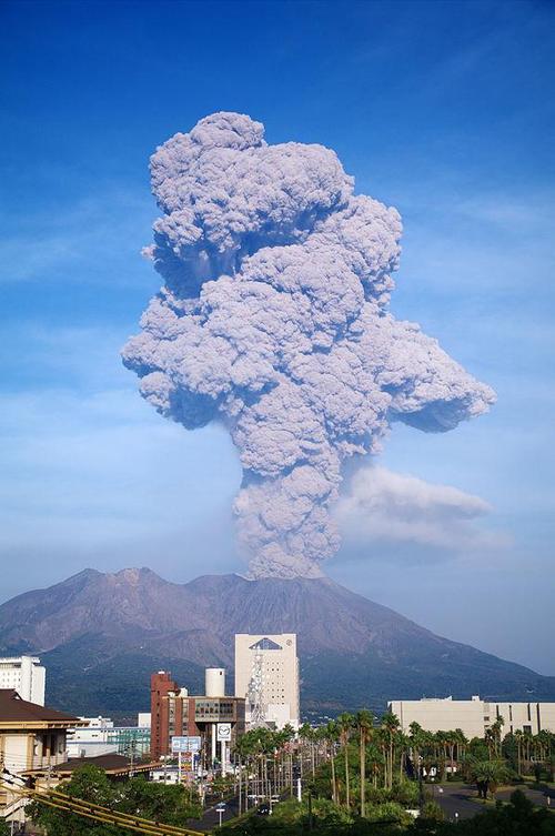 日本火山喷发附近情况（日本九州地区多个火山口喷发）