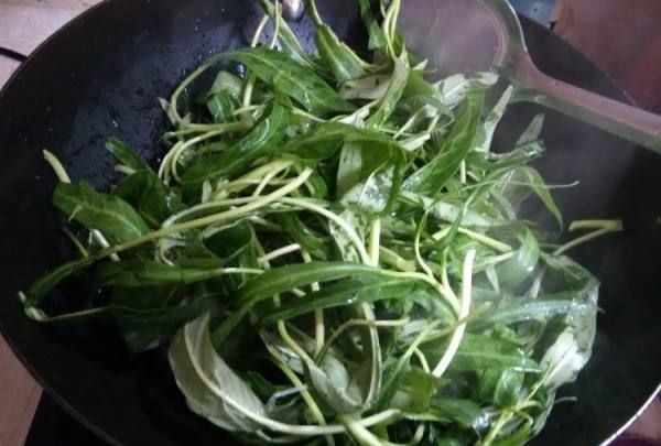 炒空心菜要焯水,如何制作炒空心菜图16