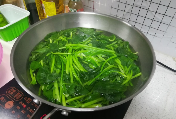 炒空心菜要焯水,如何制作炒空心菜图6