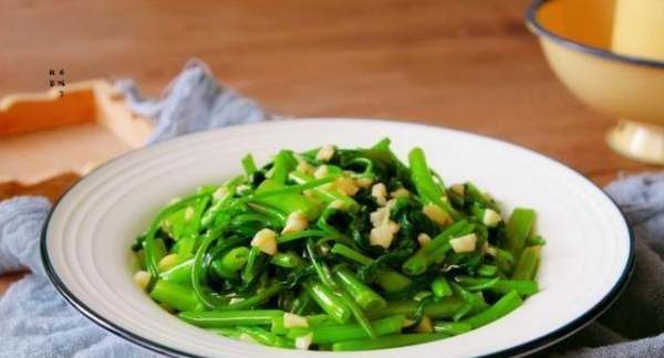 炒空心菜要焯水,如何制作炒空心菜图3