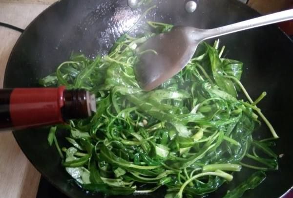 炒空心菜要焯水,如何制作炒空心菜图18