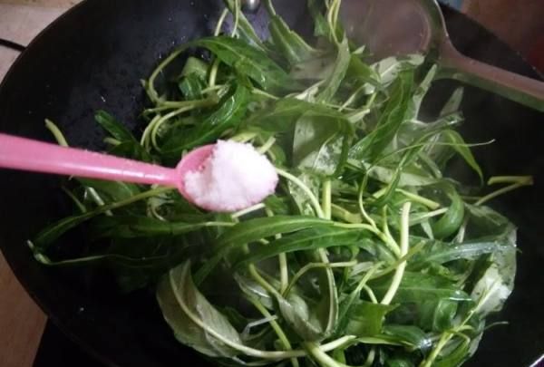 炒空心菜要焯水,如何制作炒空心菜图17