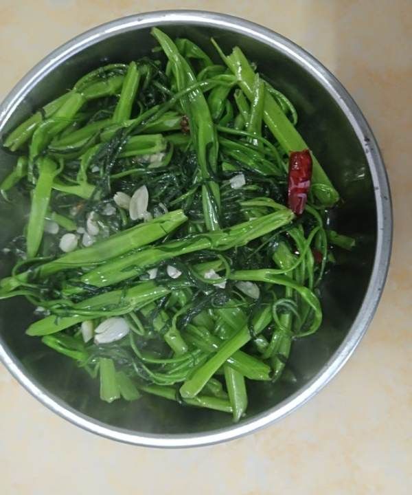 炒空心菜要焯水,如何制作炒空心菜图10