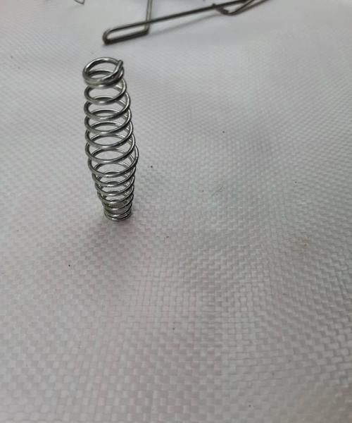 摩托车离合器大鼓上的弹簧作用