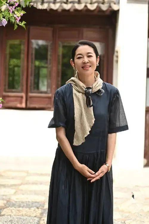 倪萍个人资料简介： 18年后再看倪萍，才发现嫁给杨亚洲，是最正确的选择