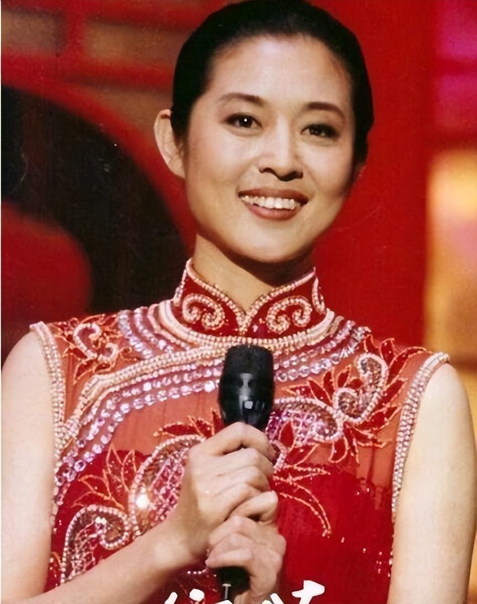 倪萍个人资料简介： 18年后再看倪萍，才发现嫁给杨亚洲，是最正确的选择