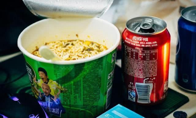 在火车上买了餐车的坐位，正常点餐后可不可以吃自己带的东西