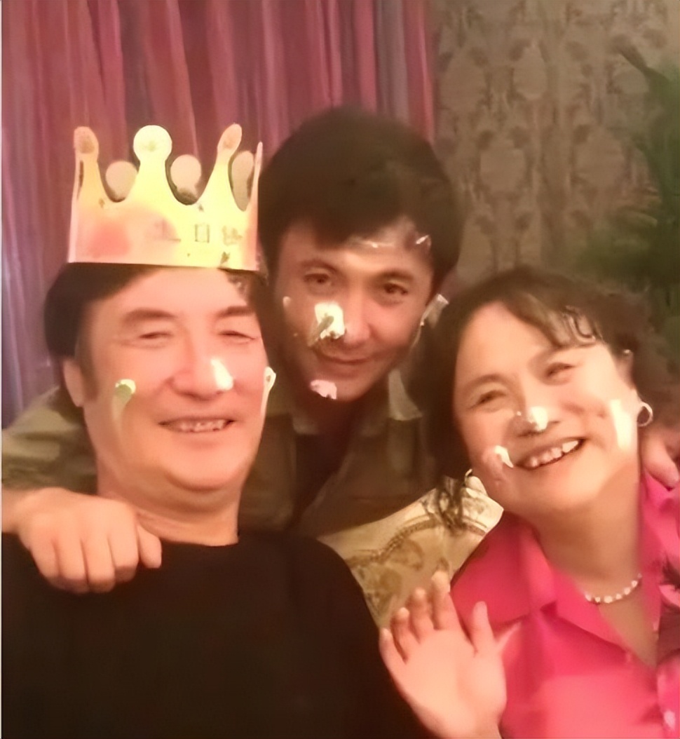 “喜剧大佬”沈腾成名史，从啃老6年到百亿影帝，背后满是心酸