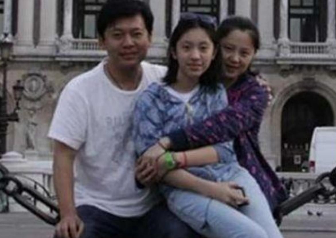 59岁何政军罕晒妻子，范雨四肢纤细心情愉快，结婚28年低调恩爱