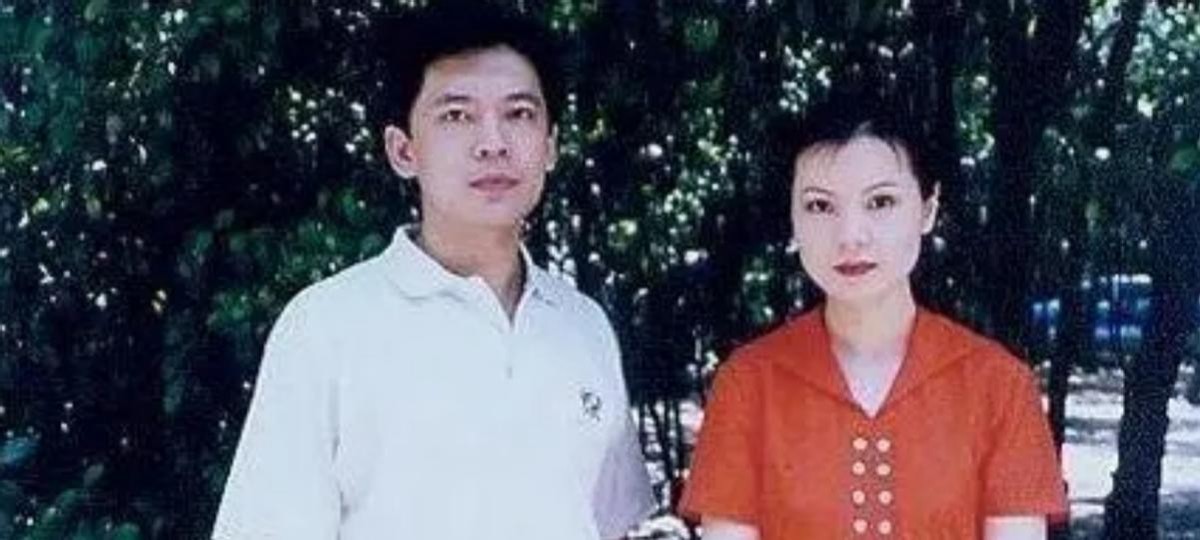 59岁何政军罕晒妻子，范雨四肢纤细心情愉快，结婚28年低调恩爱