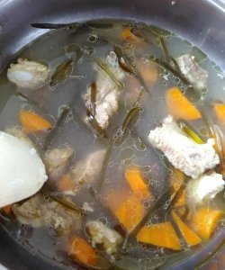 ​排骨汤可以放醋吗，莲藕炖排骨汤可以加醋吗？