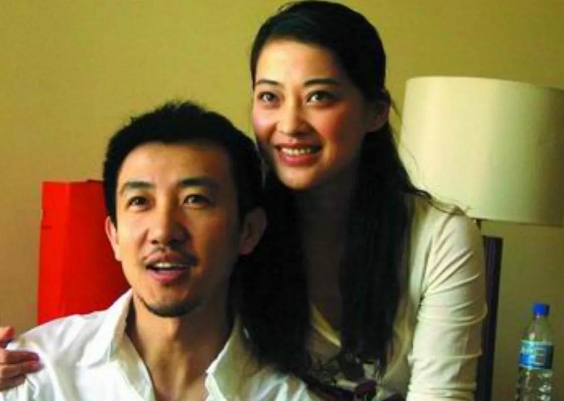 情感坎坷的梅婷，37岁才找到真爱，三年两娃