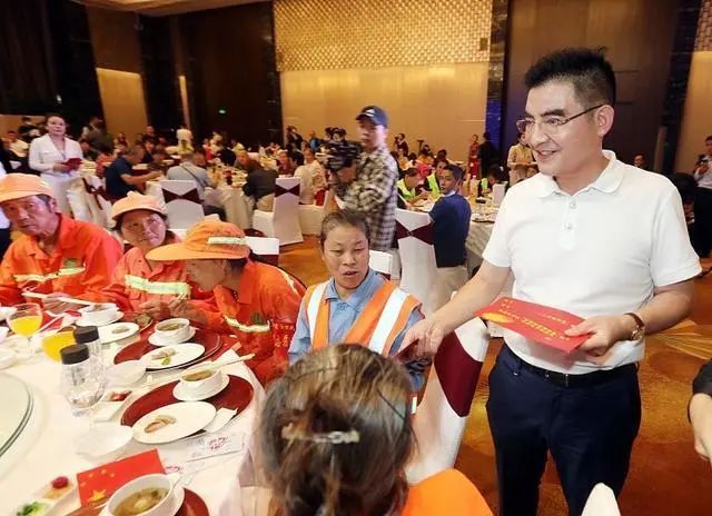 中国“首善”陈光标开了直播分享生活，这些年他都干什么去了？