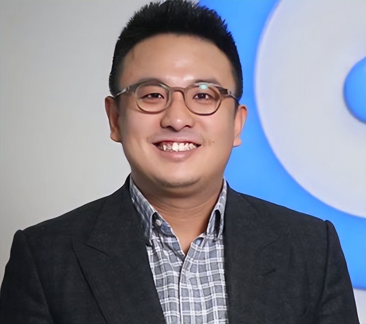上海大佬张旭豪：33岁将公司卖给马云，套现665亿，如今再创传奇