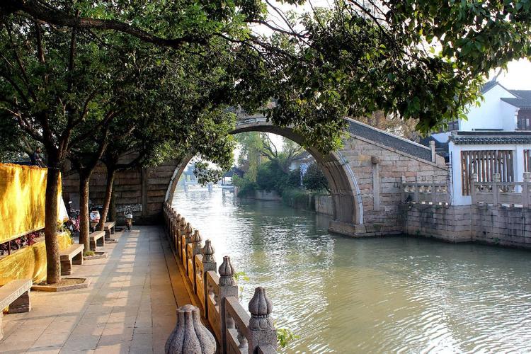 第二天：姑苏城外寒山寺，古寺人家，领略江南水乡风情