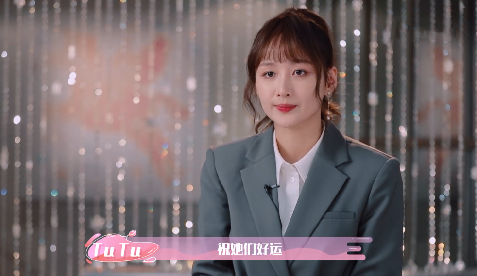 彭昱畅女友身份首曝光？两人深夜约会罕露正脸，五官精致颜值超高