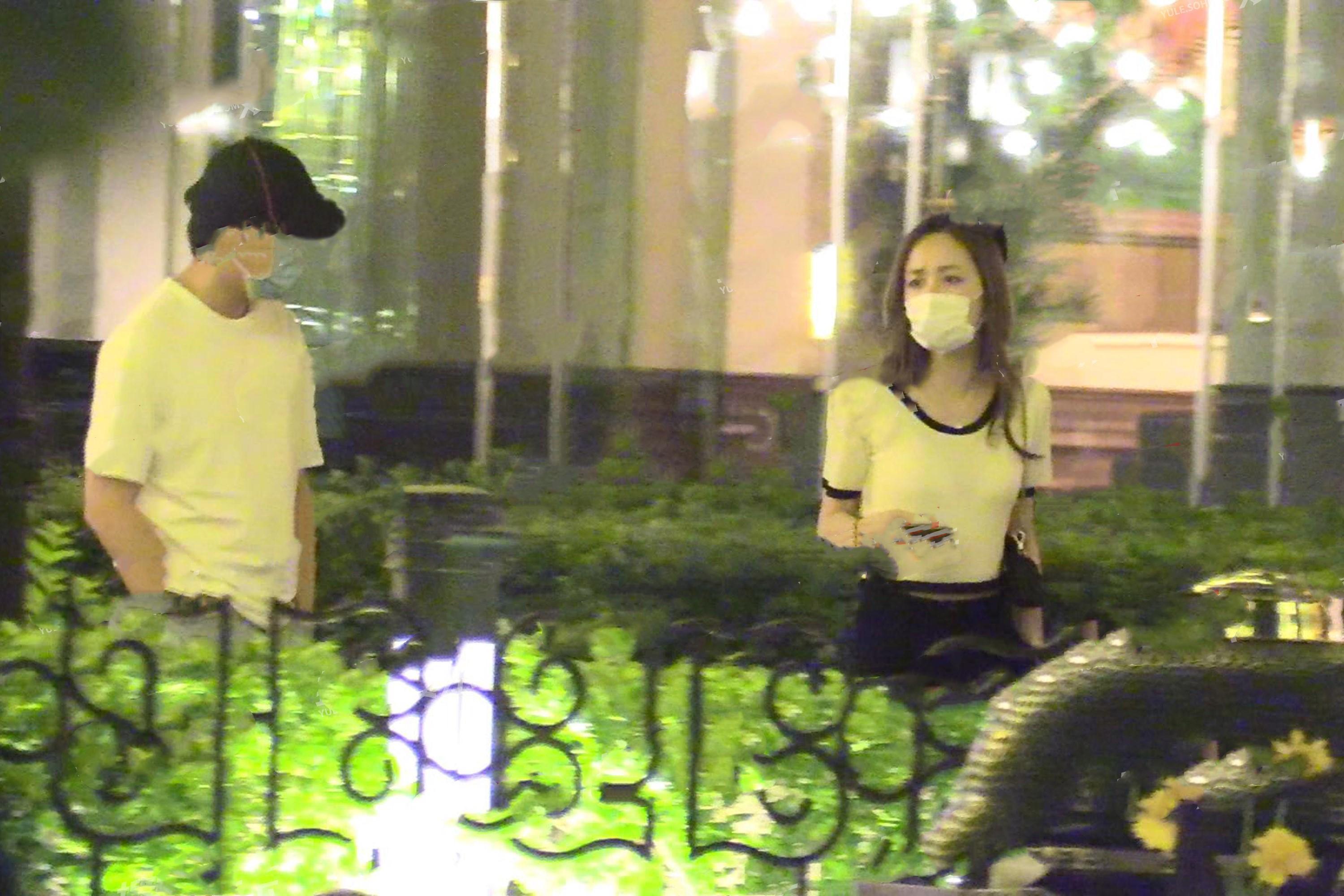 彭昱畅女友身份首曝光？两人深夜约会罕露正脸，五官精致颜值超高
