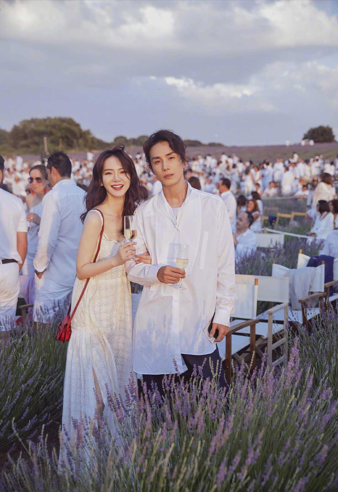 戚薇李承铉合体在国外亮相，穿白色吊带连衣裙清纯可爱，让人羡慕