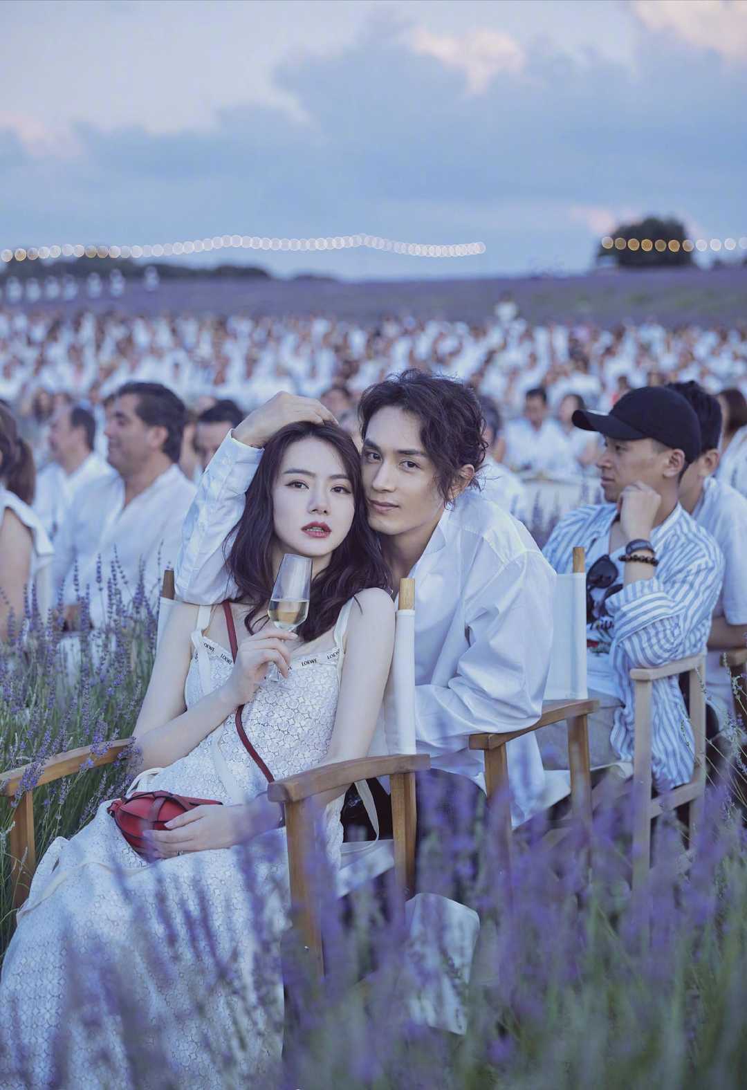 戚薇李承铉合体在国外亮相，穿白色吊带连衣裙清纯可爱，让人羡慕