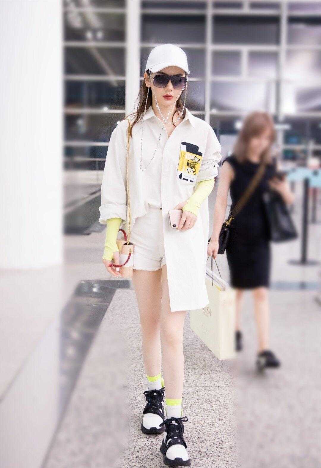 戚薇李承铉合体在国外亮相，穿白色吊带连衣裙清纯可爱，让人羡慕