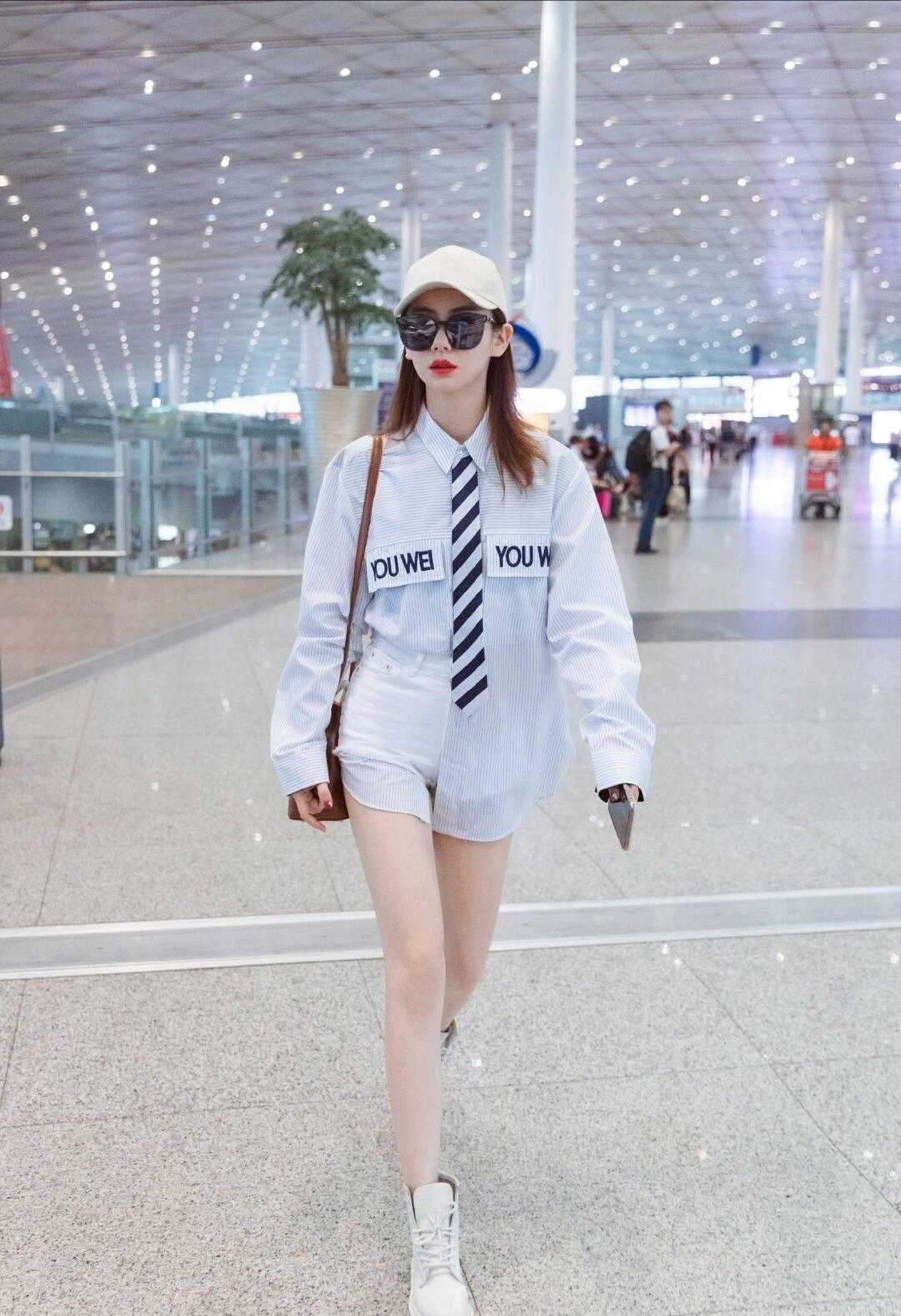 戚薇李承铉合体在国外亮相，穿白色吊带连衣裙清纯可爱，让人羡慕