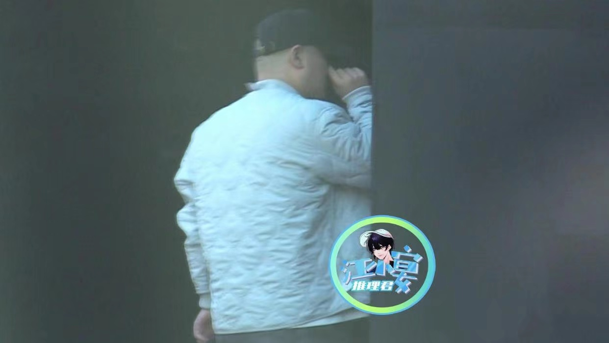 岳云鹏现身北京工作室，无视外界传闻心情佳，腋下夹公文包显油腻