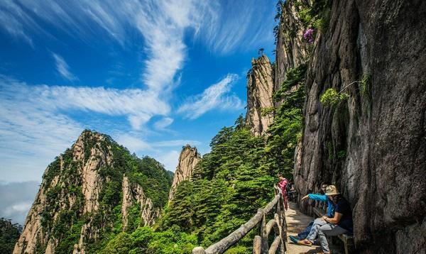 1、黄山最美的时间是秋季，此时黄山会迎来最美的季节。
