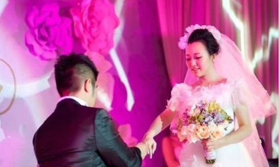 潘长江晒爱女潘阳婚纱照，潘阳结婚5年了！却依然甜蜜如初！