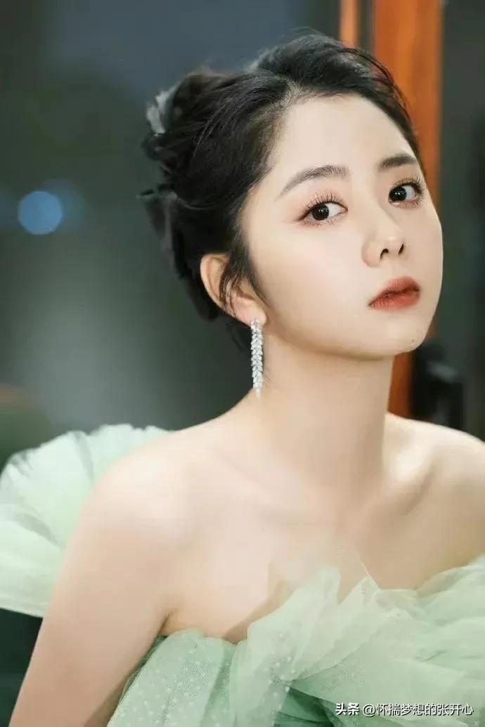 谭松韵的美貌被低估了，身穿薄荷绿薄纱礼服仙气唯美，气质太好了