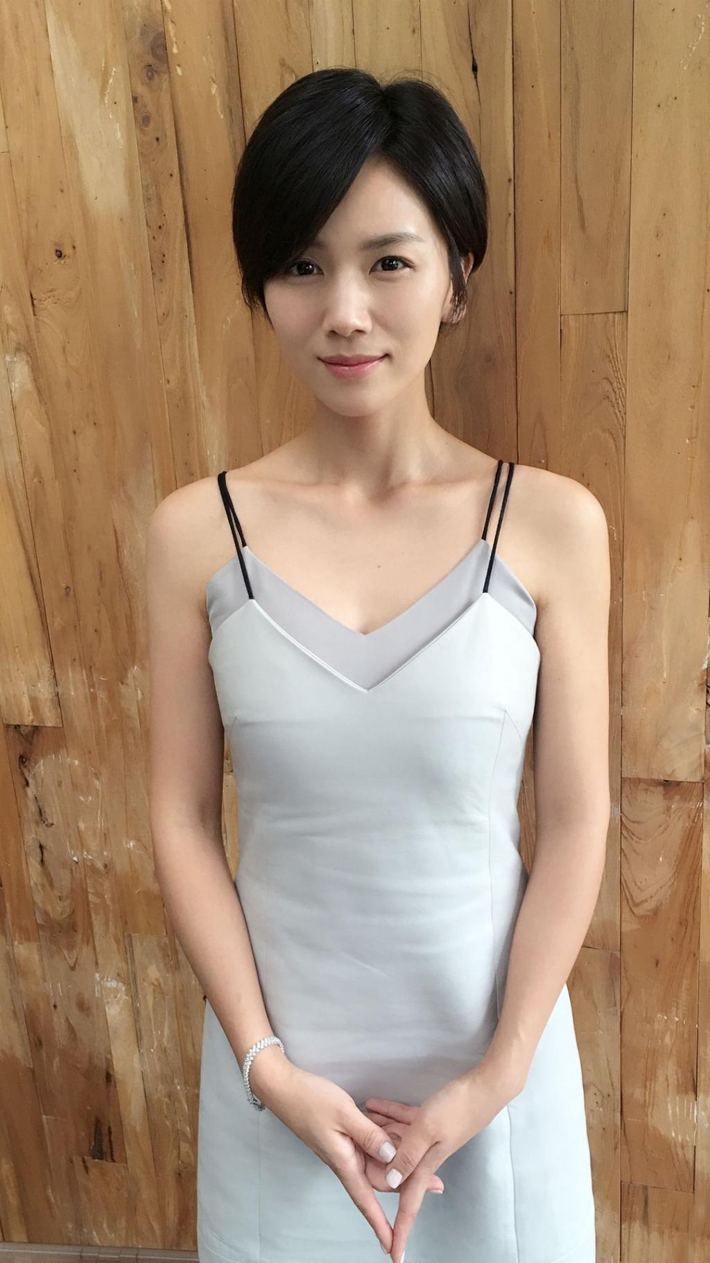 曹曦文晒温馨居家照，10岁女儿欣欣美貌太像妈